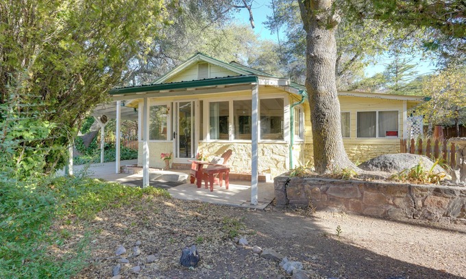 Yarnell Casa | 2 Mi to Mtn Biking Trails: Cozy Cottage w/ Sunroom