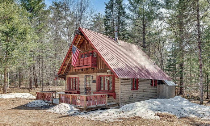 Freedom Cabina | 2 Mi to Ossipee Lake: Forest-View Sanctuary!