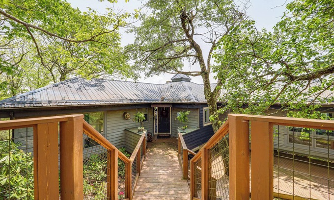 Seven Devils Casa | 2 Mi to Otter Falls: Hot Tub Haven in Seven Devils