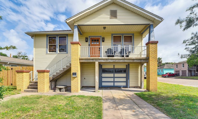 Galveston Casa | 2 Mi to Pleasure Pier: Pet-Friendly Gem w/ Yard