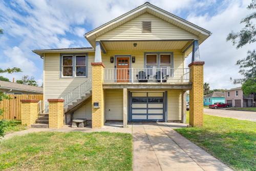 Galveston Casa | 2 Mi to Pleasure Pier Pet-Friendly Gem with Yard