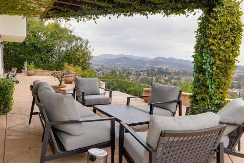 Westlake Village Casa | 2 Mi to Promenade at Westlake Mtn-View Haven!