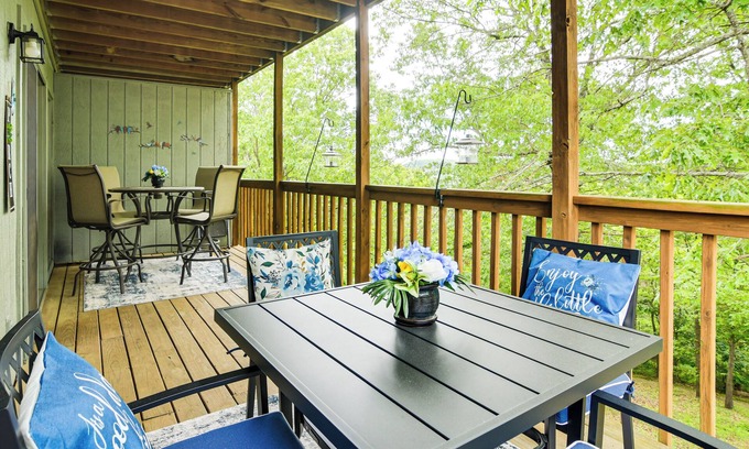 Notch Estates Condominio | 2 Mi to Silver Dollar City: Branson West Condo!