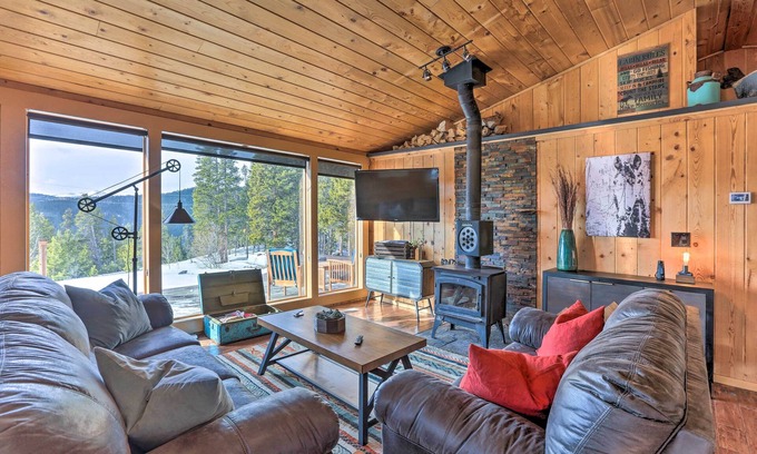 Saint Mary's Cabina | 2 Mi to St Mary’s Glacier: Modern Cabin w/ Hot Tub