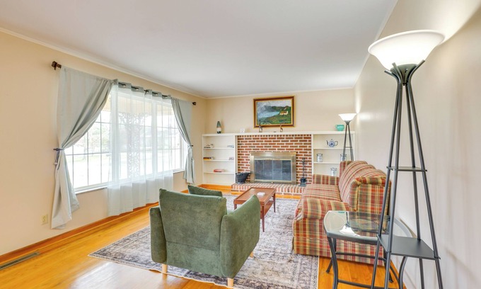Etowah Casa | 2 Mi to Town: Rustic East Tennessee Home!