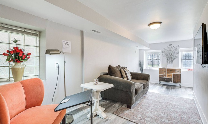 Woodlawn Apartamento | < 2 Mi to UChicago: Pet-Friendly Getaway w/Yard