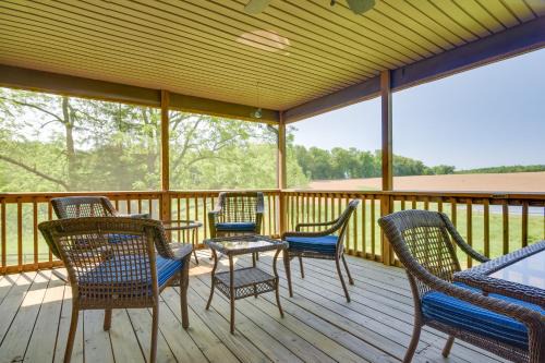 Stewartstown Casa | 2 Mi to Wineries Calm Cottage on 90 Acres with Barn