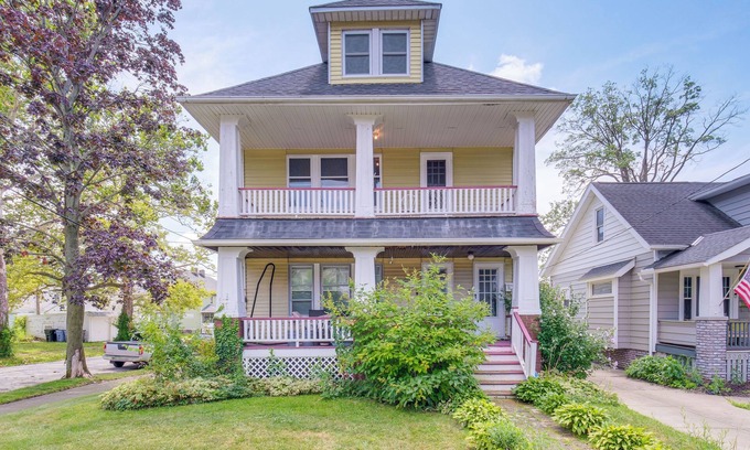 Old Brooklyn Apartamento | 2 Mi to Zoo: Charming Apt w/ Balcony in Cleveland