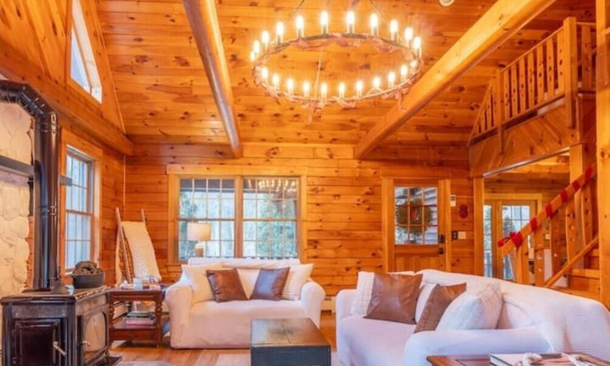 Bethel Cabina | 2 Miles from Bethel Woods! SUPER Secluded Luxury Cabin - HOT TUB !!!