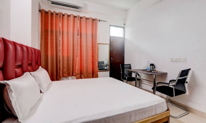 Mohangarh Cama Y Desayuno | 2 min to smriti upvan & chancellor club ,studio rooms.
