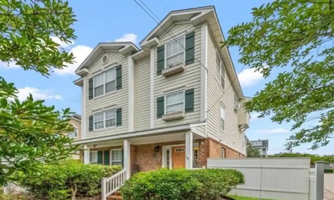Virginia Beach Casa | 2 min walk to the beach! Gorgeous and spacious home perfect for a group!