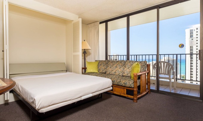 Waikiki Apartamento | 2 min walk to the beach / Parking , Kitchen , Pool