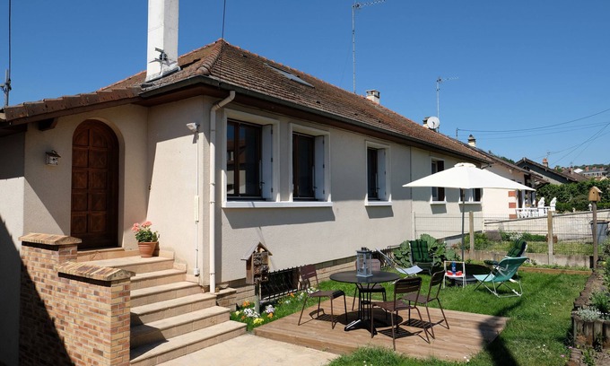 Avon Casa | 2 mins from the Château park gite Casableau Kidsfriendly family climber animal