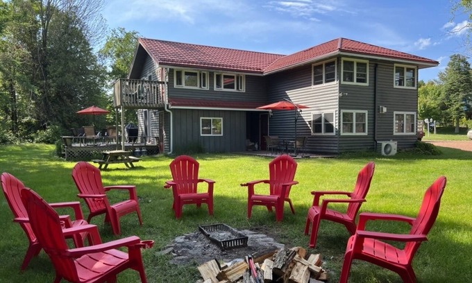 Port Elgin Casa | 2 Mins to Water, entire house in Port Elgin sleeps 8 and comes with Free Parking