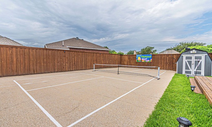Rowlett Casa | 2 minutes from lake, Pickleball, Hot Tub, Pool table!