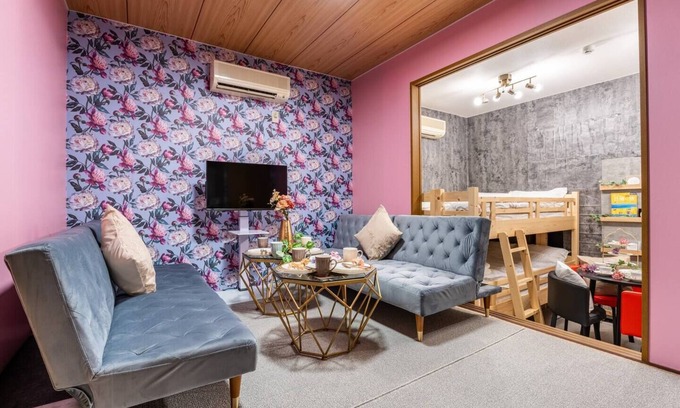 Naniwa Apartamento | 2 minutes to JR Namba, 5 minutes to subway Namba and Shinsaibashi stations.