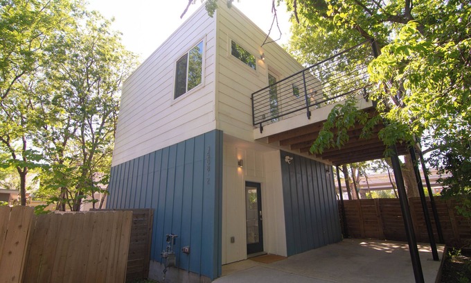Cherrywood Casa | 2 Minutes to UT & 8 min to Downtown: Pets OK + Free Bkfast & Coffee