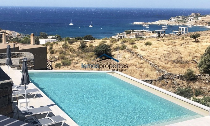 Koundouros Casa | 2 casas modernas con 4 dormitorios, una piscina y vistas al mar.