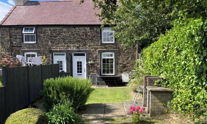 Conwy Cabaña | 2 MORFA VIEW, family friendly, country holiday cottage in Conwy