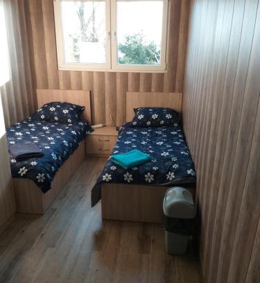 Grodzisk Mazowiecki Apartamento | 2 osobowe kawalerki w domkach FreezerHause Kozery- NoclegiGrodziskPL 792-535-535