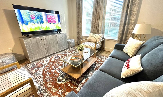 University Condominio | 2 Parking Spaces - Walk to Campus & The Square!