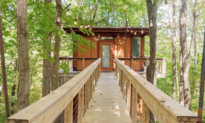 South Bloomingville Cabina | Una romántica escapada en el árbol para adultos situado en Hocking Hills!