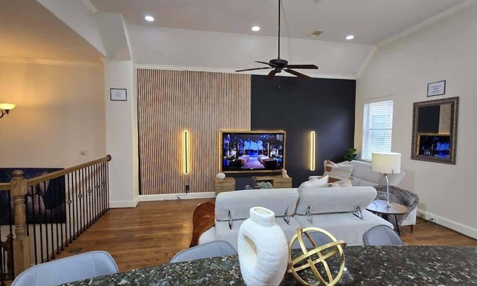 Woodlake - Briar Meadow Casa | 2 Prime Galleria Rentals Jacuzzi