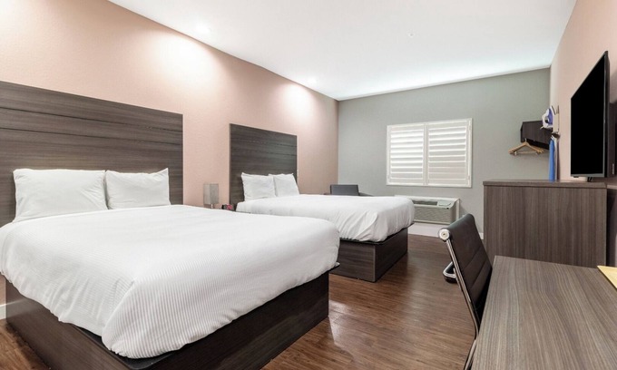 Houston Hotel | 2 Queen Bed Room, Scottish Inns, Free Parking, Close to Houston Memorial Park