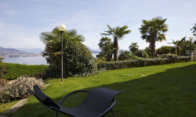Carciano Apartamento | Magnífico apartamento en una prestigiosa villa de estilo Art Nouveau con piscina y espectaculares vistas al lago