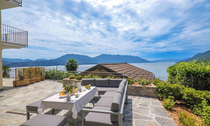 Cannero Riviera Apartamento | 2-room corner apartment with terrace and two bathrooms