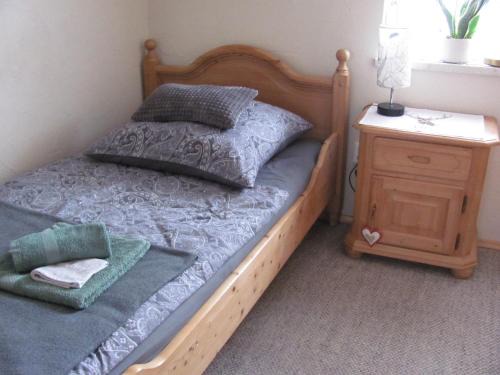 Unterallgau Casa | #2 Ruhiges gemütliches Gästezimmer mit 2 Einzelbetten Gemeinschaftsbad W-Lan Airport nah Late Night Check in Haus Nr 9,5