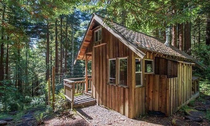 Fieldbrook Cabina | 2 cabañas rústicas y casa del árbol en Creek en secoyas