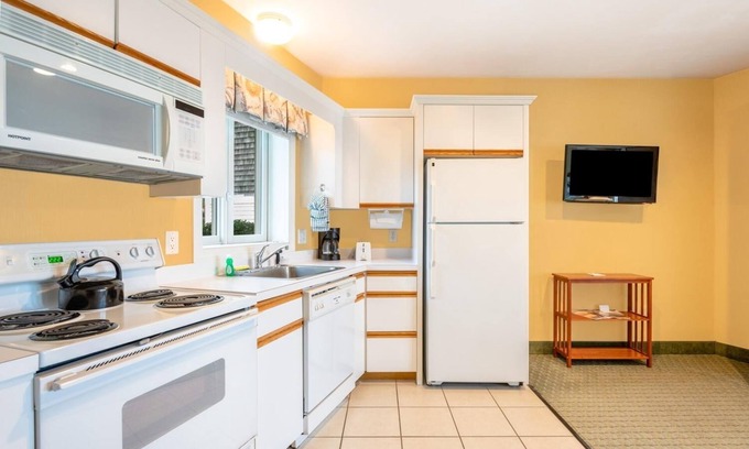 West Yarmouth Apartamento | 2 Secluded Townhouses Steps from Private Sandy Beach w/ Bike Rentals