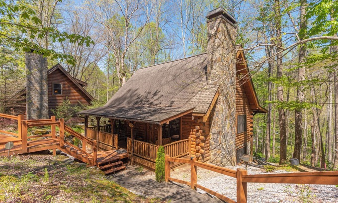 Maggie Valley Cabina | Call of the Wild/2 Side-By-Side Cabins/Sleeps 25/Hot Tubs/Fire Pits/Pool Table