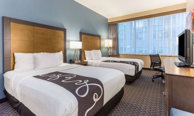 Downtown Chicago Hotel | 2 Spacious Rooms with 2 Queen Beds Near Magnificent Mile
