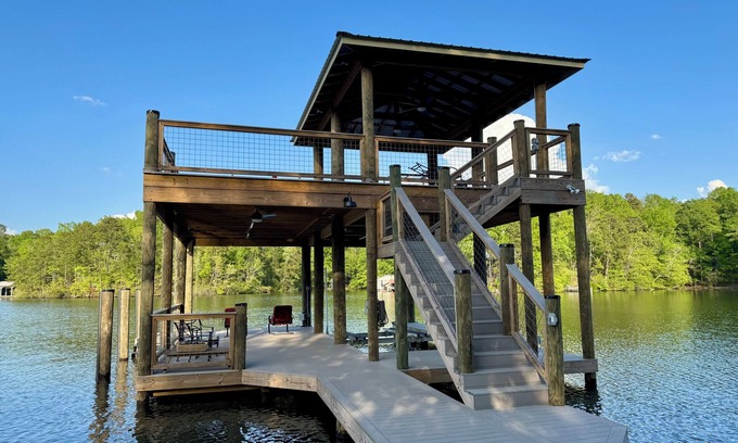Dadeville Casa | 2 Story Dock w/ Jump Platform & Outdoor TV/ Stunning Views/Dog Friendly/ Kayaks