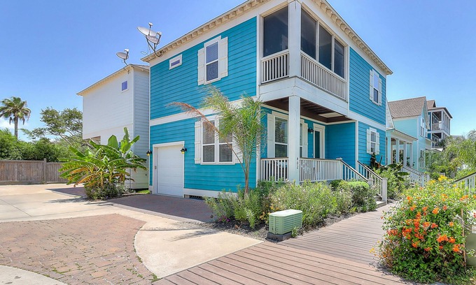 Sailhouse Casa | 2-story dog-friendly home with balcony, W/D, gas grill & on-site outdoor pool