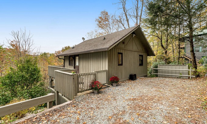 Mill Ridge Casa | 2-story home near Sugar Mountain w/deck, gas grill, & shared pool