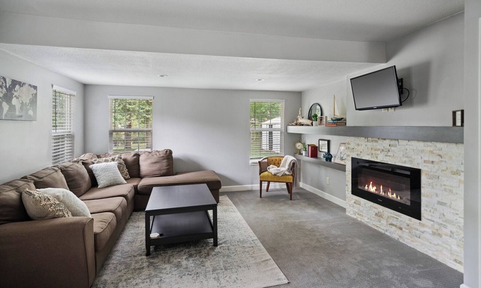 Rosedale Casa | ★★2 Story Near Plaza/Westport/KU Med, King Bed, Garage Parking★★