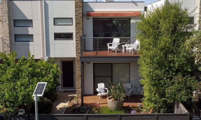 St Leonards Casa | 2 Story Townhouse near beach