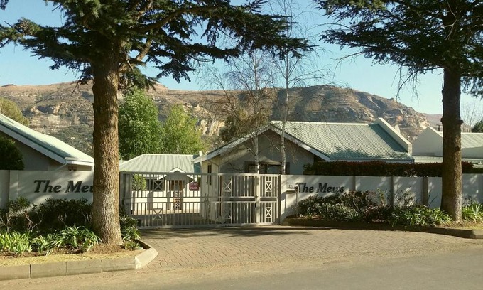 Clarens Apartamento | 2 The Mews - easy walk to town and the CVC