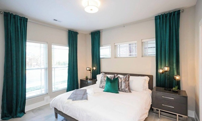 Hadley - Washington Casa | 2 Townhomes w/Roof Decks + Grills