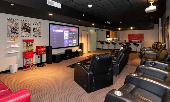 Downtown Des Moines Apartamento | 2 units in 1! Silver Screen Getaway - Downtown Dsm