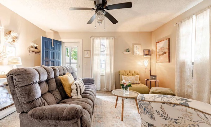 Cayce Cabaña | 2 Weeks to Monthly- Comfy 2-bedroom cottage peacefully nestled in fabulous Cayce