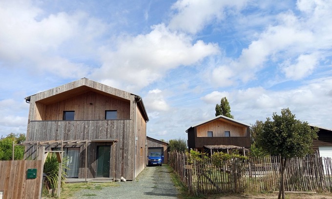 Les Conches Casa | 2 wooden houses near the ocean. Quiet, perfect for family gatherings.