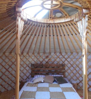 Druyes-les-Belles-Fontaines Otro | 2 Yourtes au naturel