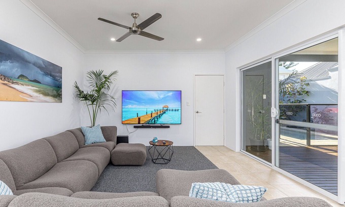 Hillarys Casa | 20% Discount 75” TVs Long Stay Comfort Perfect for Relocations