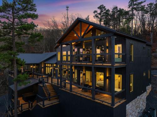 Broken Bow Casa | 20 Guests 2 Pets 1 Epic Escape Midnight Skies