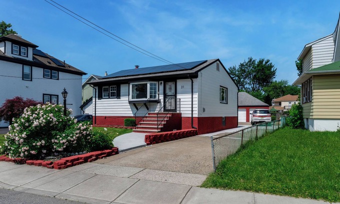 Little Ferry Casa | 20 Min from NYC, Parking, Modern, 10 Min MetLife Stadium and American Dream mall