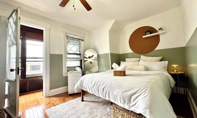 The Heights Casa | 20 min NYC Spacious Private Room Queen Bed Parking